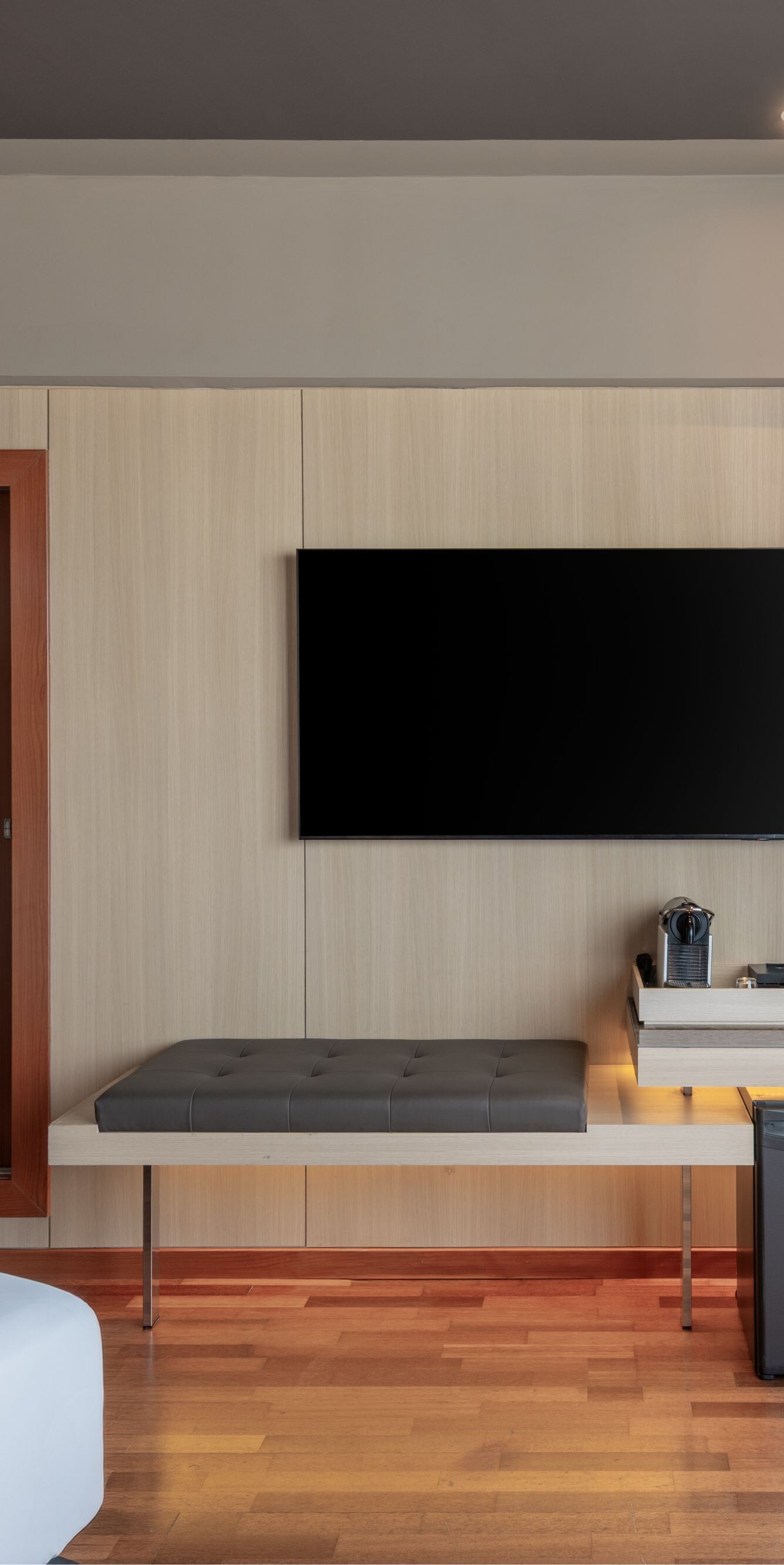 Guest room with bench and flat-screen TV
