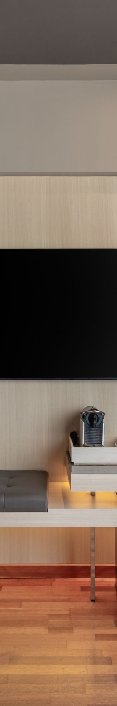 Guest room with bench and flat-screen TV