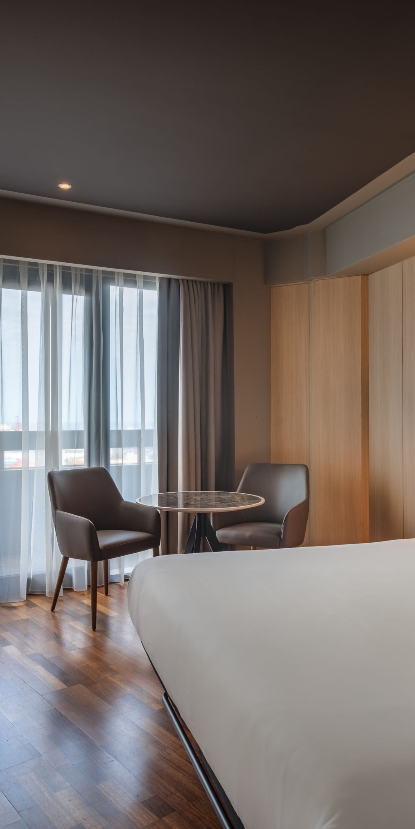 King guest room with seating and city view