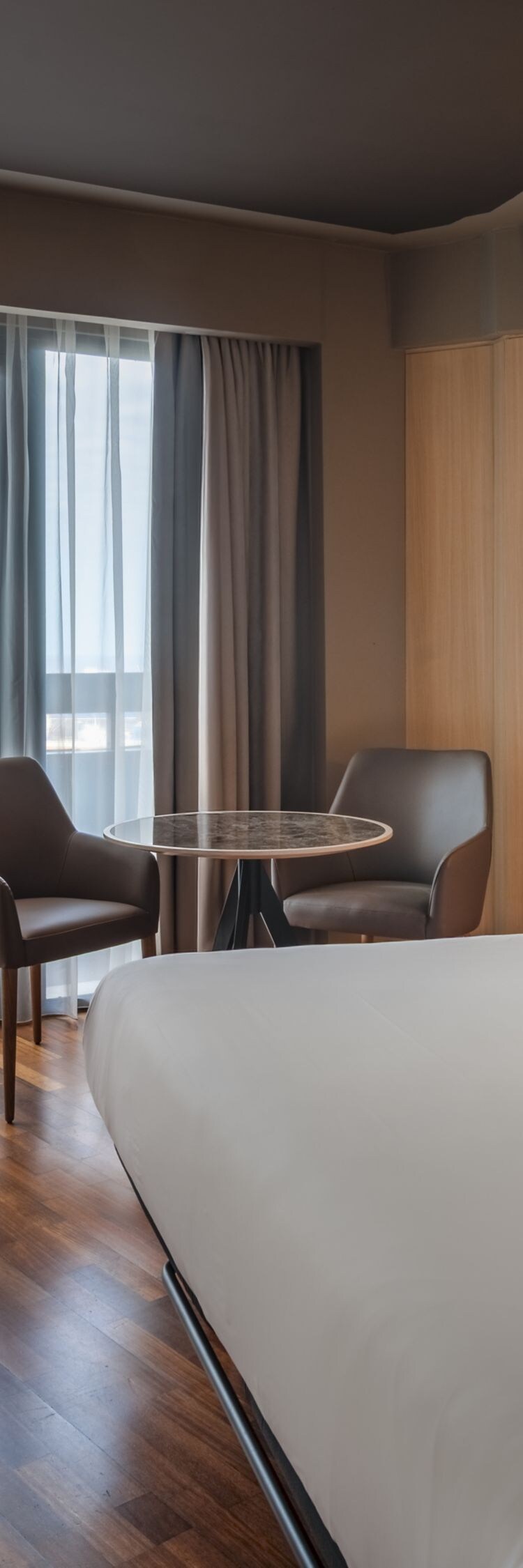 King guest room with seating and city view