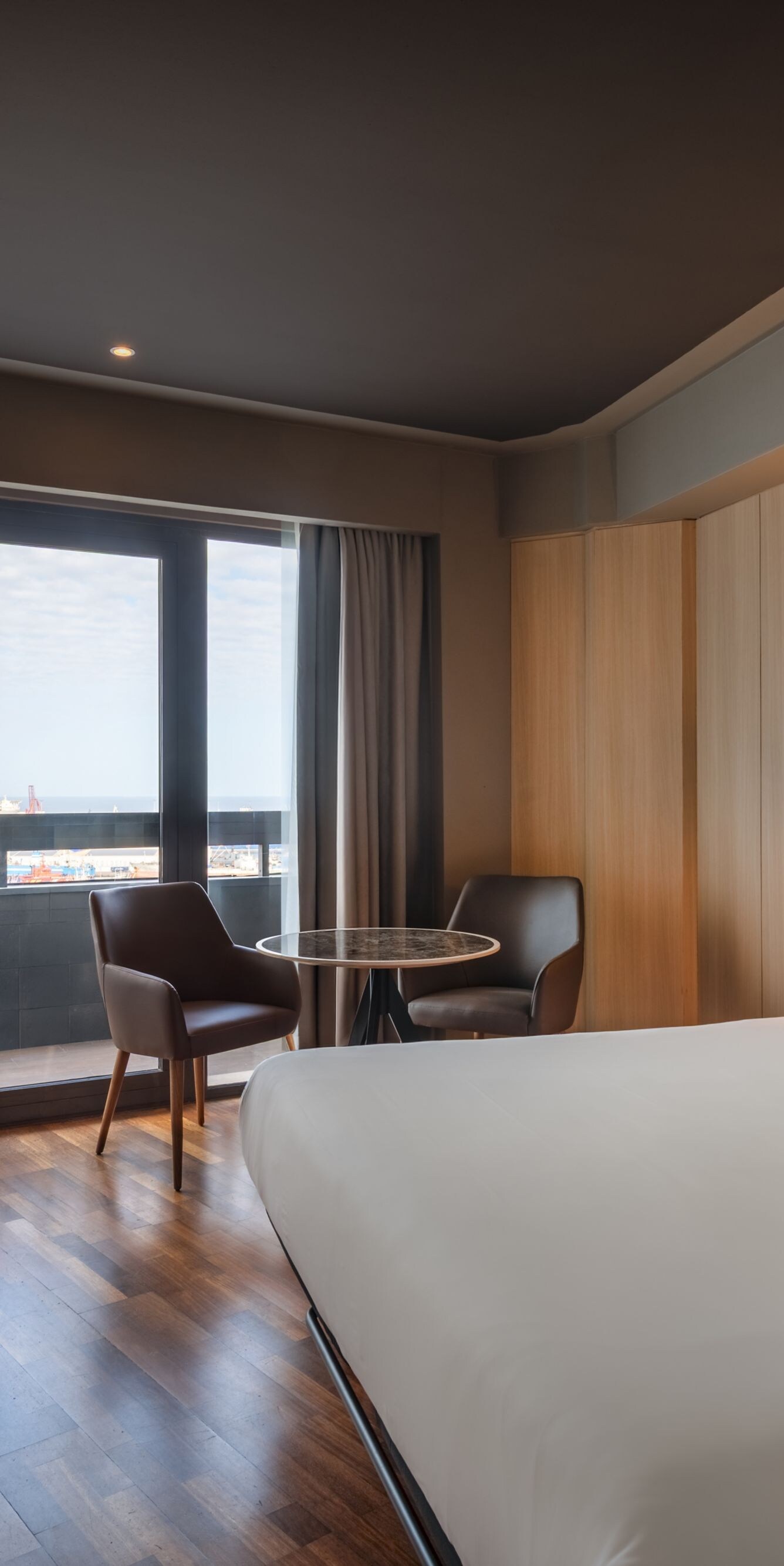 King guest room with balcony and sea view