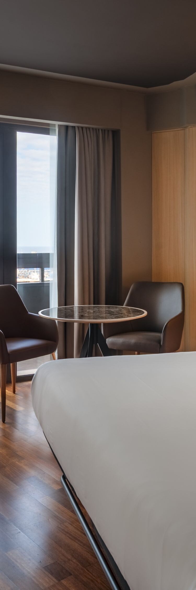 King guest room with balcony and sea view