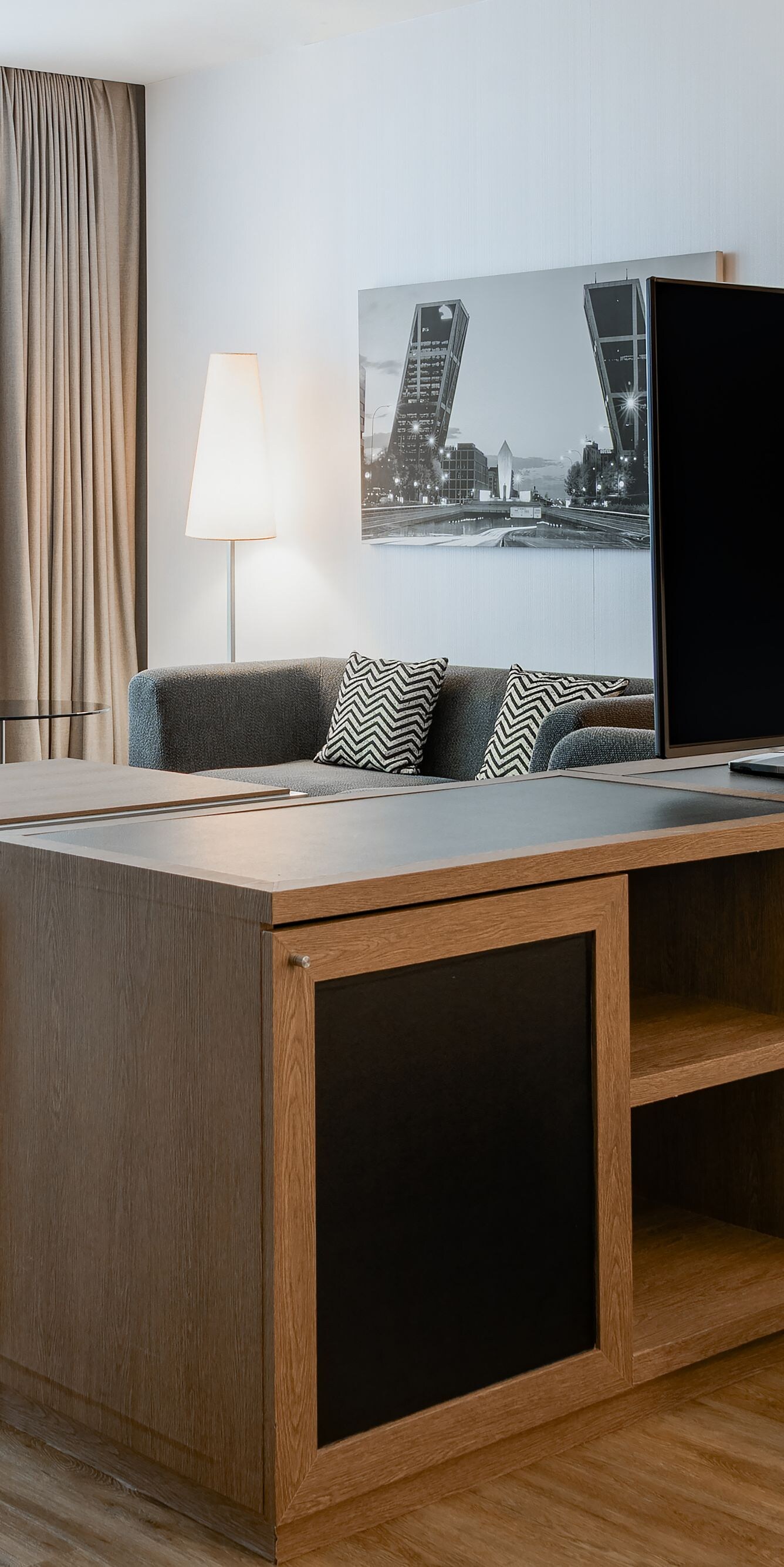 Habitación con sofá y consola multimedia
