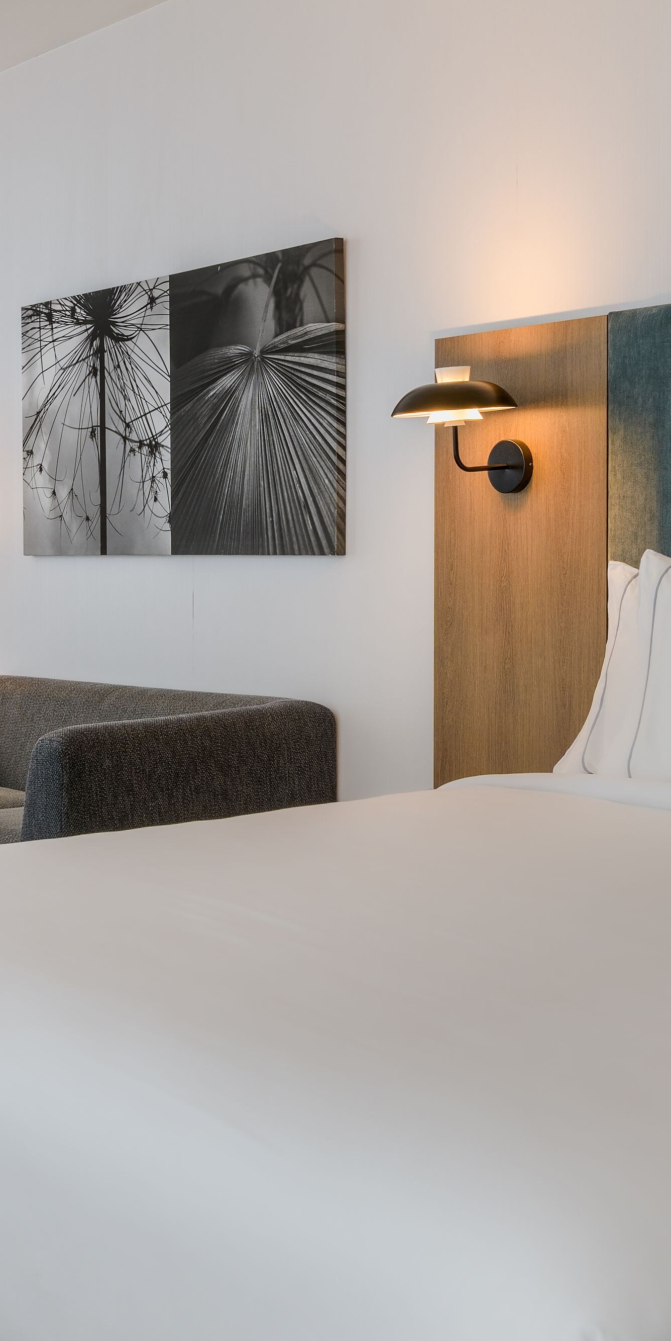 Habitación con cama tamaño King, sofá y sillón
