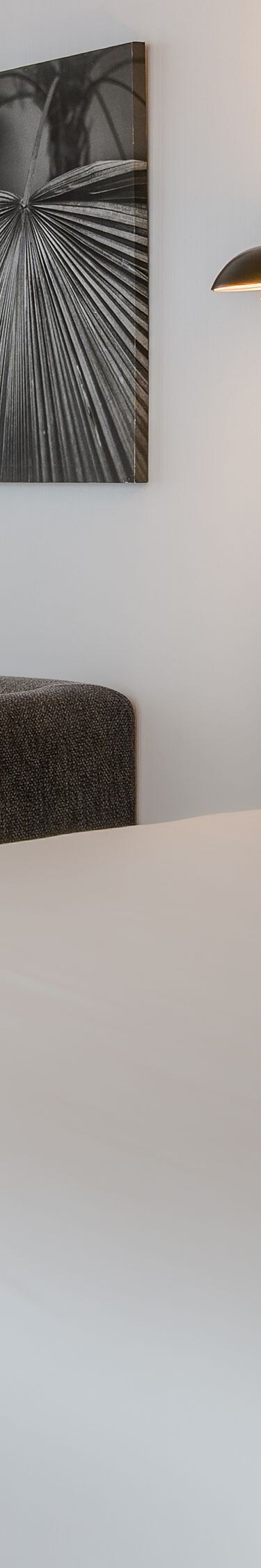 Habitación con cama tamaño King, sofá y sillón