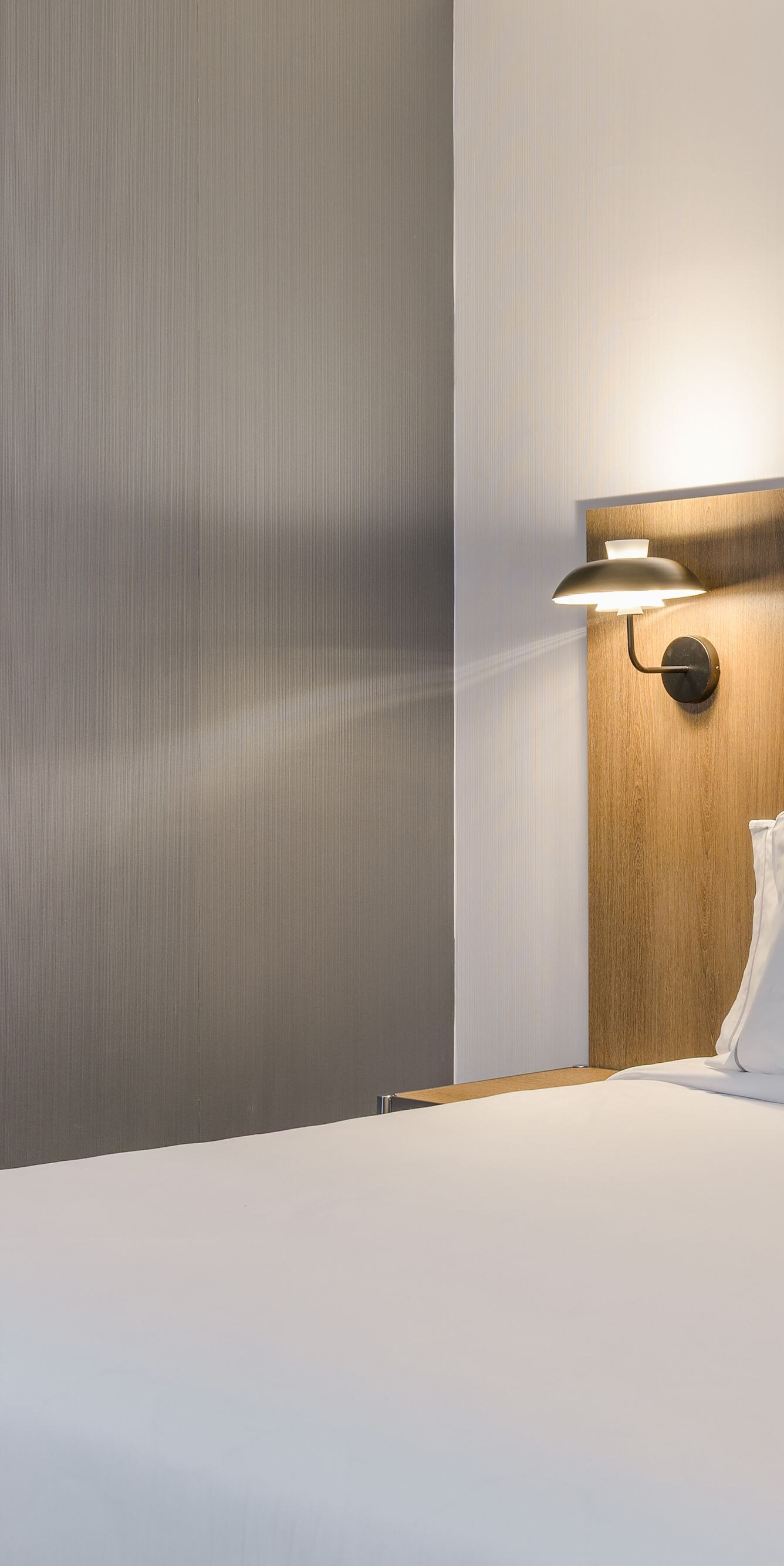 habitación con una cama tamaño Queen con cabecero moderno