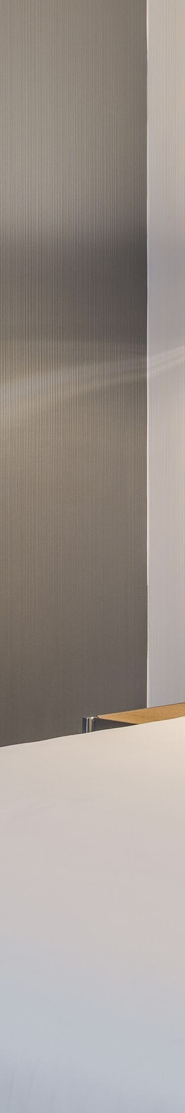habitación con una cama tamaño Queen con cabecero moderno
