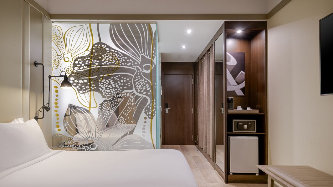 Habitación de hotel con dos camas sencillas en Madrid