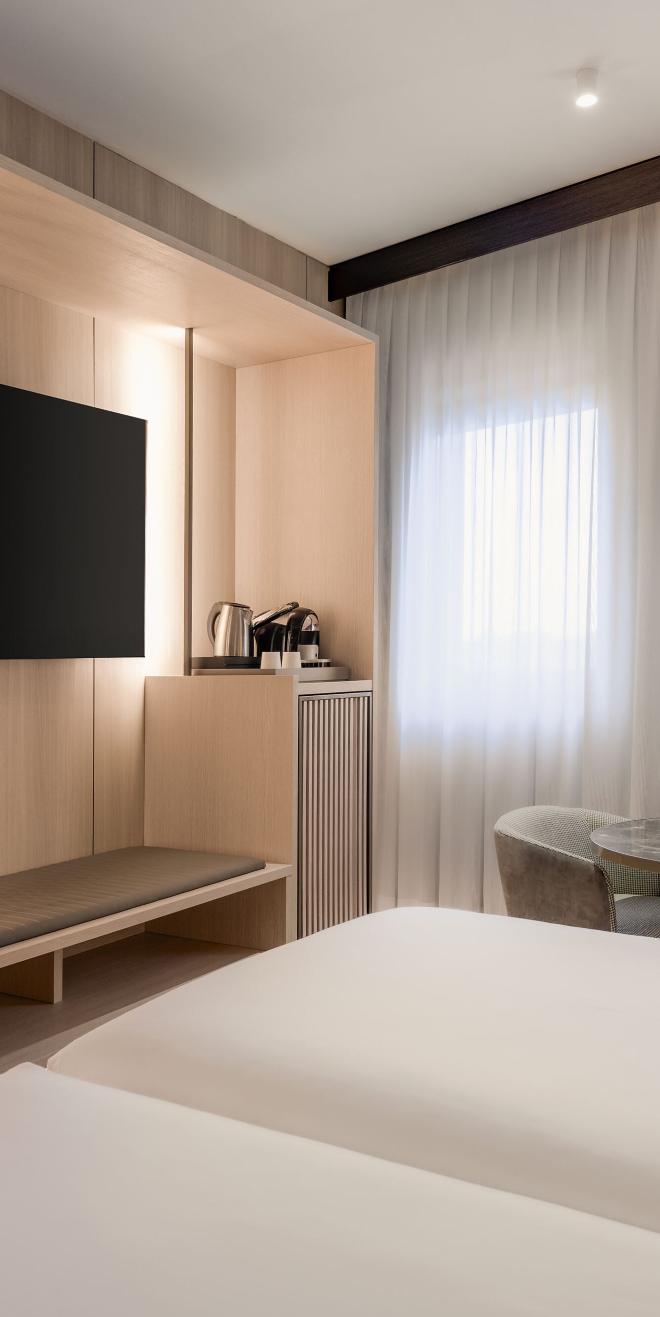 Guest room with twin beds and seating area