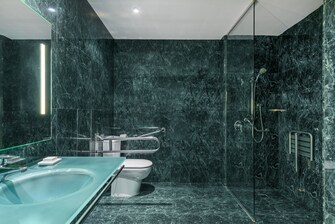 Baño con instalaciones para personas con necesidades especiales en el AC Hotel Murcia