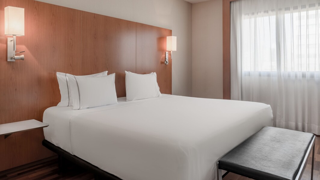 ACホテル・ムルシア ジュニアスイートのベッドルーム
