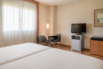 Habitación con cama sencilla con instalaciones para personas con necesidades especiales en el AC Hotel Murcia