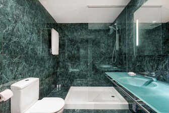 Baño con ducha en el AC Hotel Murcia