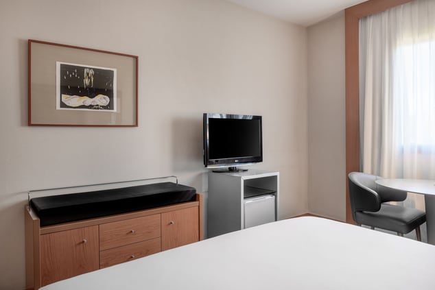 AC Hotel Murcia – Standardzimmer mit Queensize-Bett und Unterhaltungsgeräten