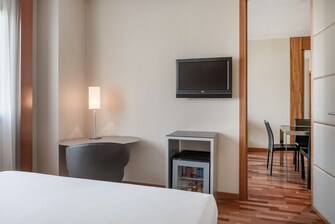 AC Hotel Murcia - Dormitorio con televisor