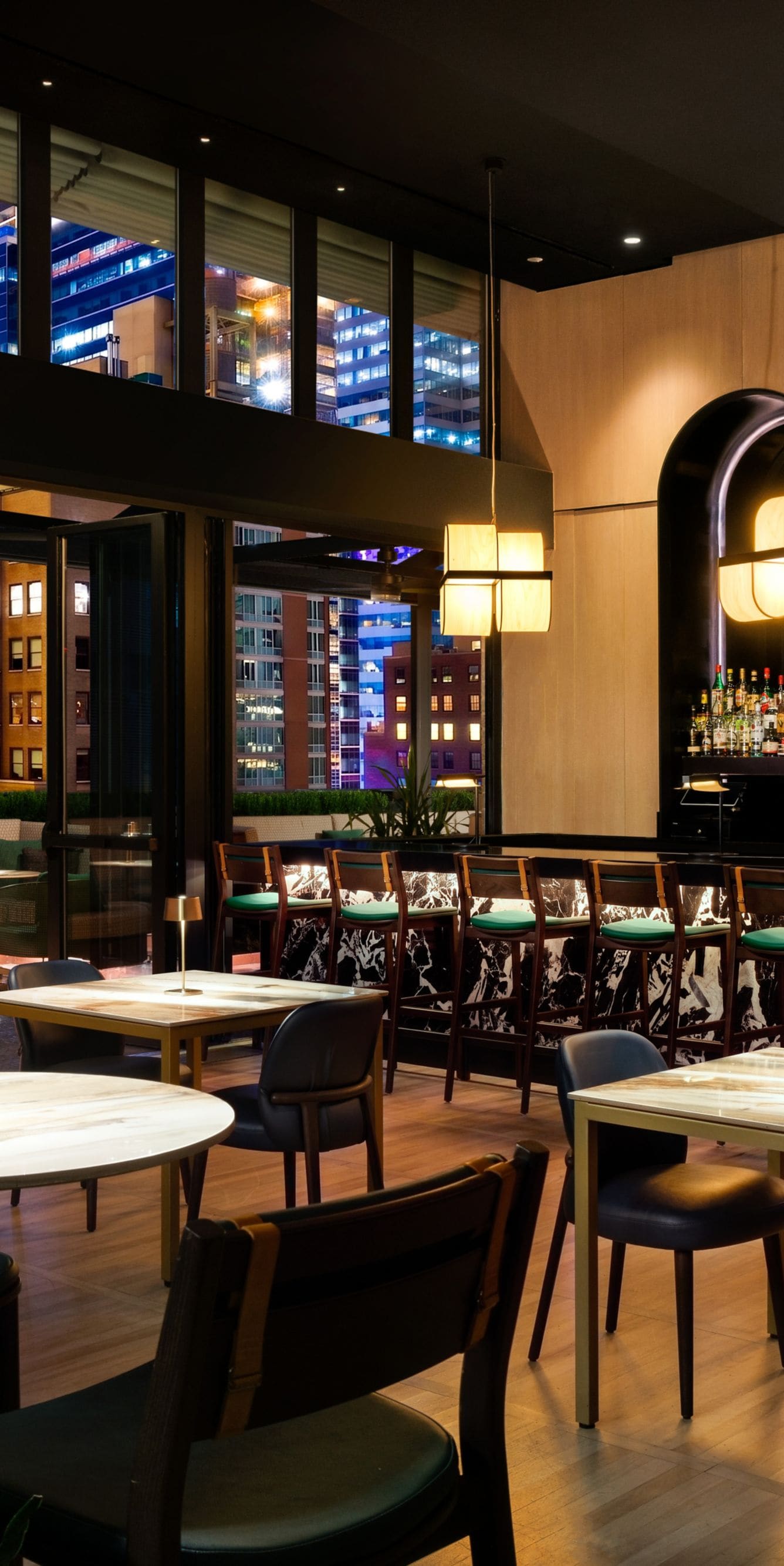 「Castell Rooftop Lounge」のダイニング 