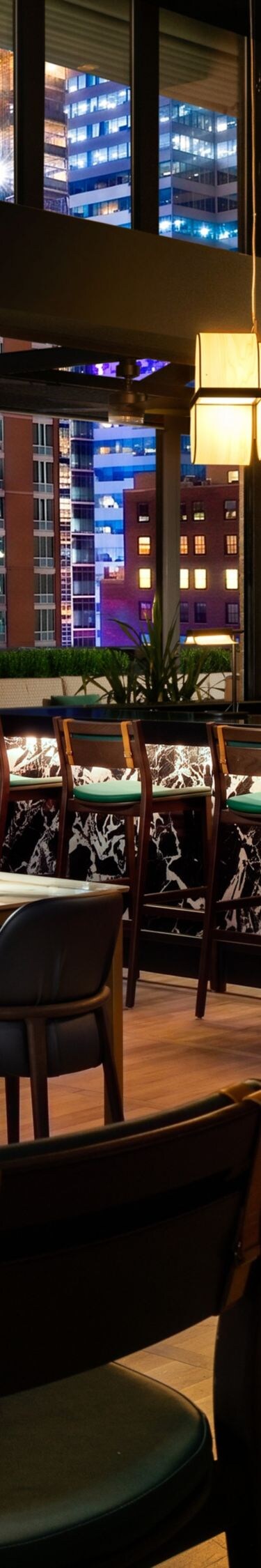 「Castell Rooftop Lounge」のダイニング 