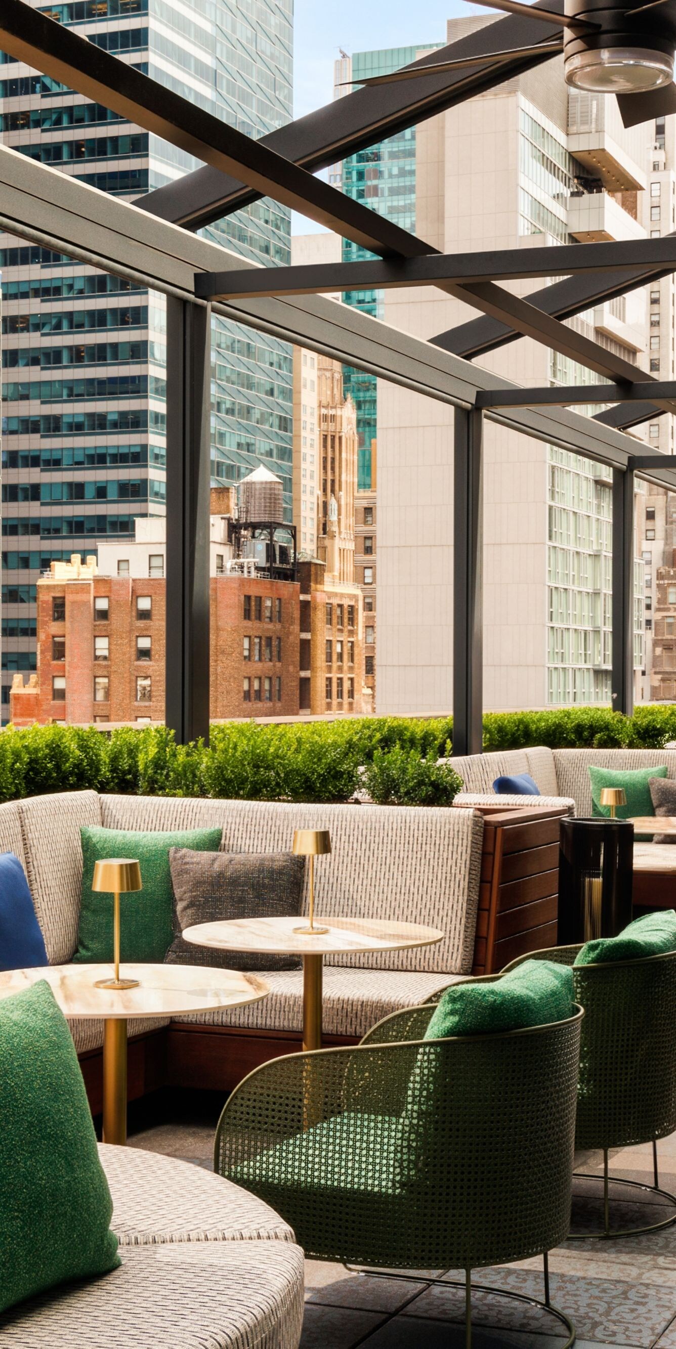 「Castell Rooftop Lounge」のテラス (日中) 