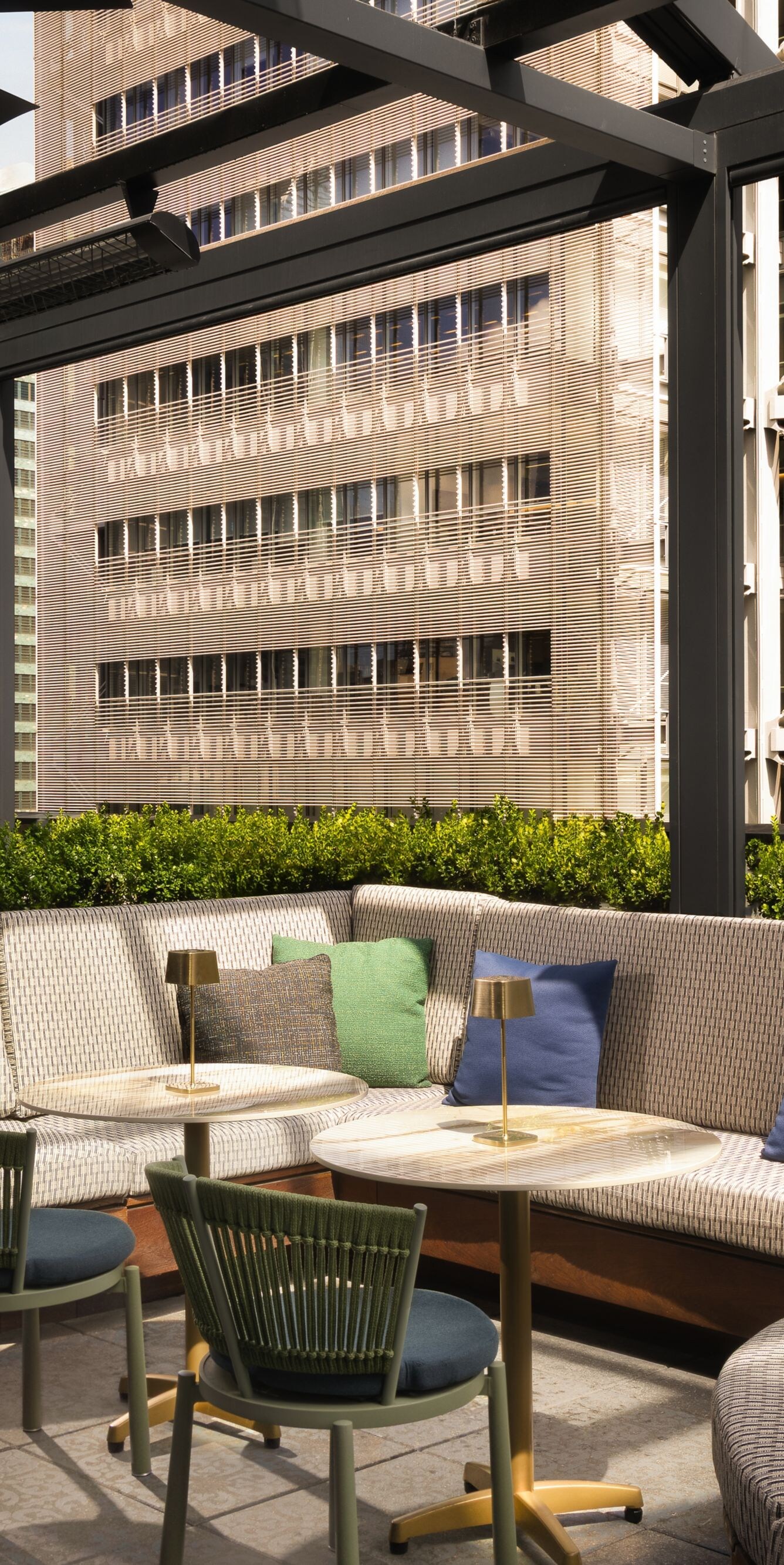 「Castell Rooftop Lounge」のテラス屋外席 (日中) 