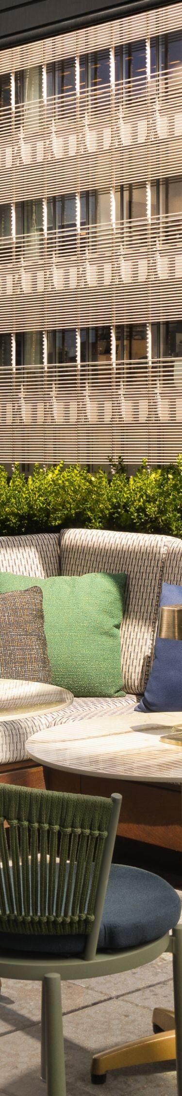 「Castell Rooftop Lounge」のテラス屋外席 (日中) 