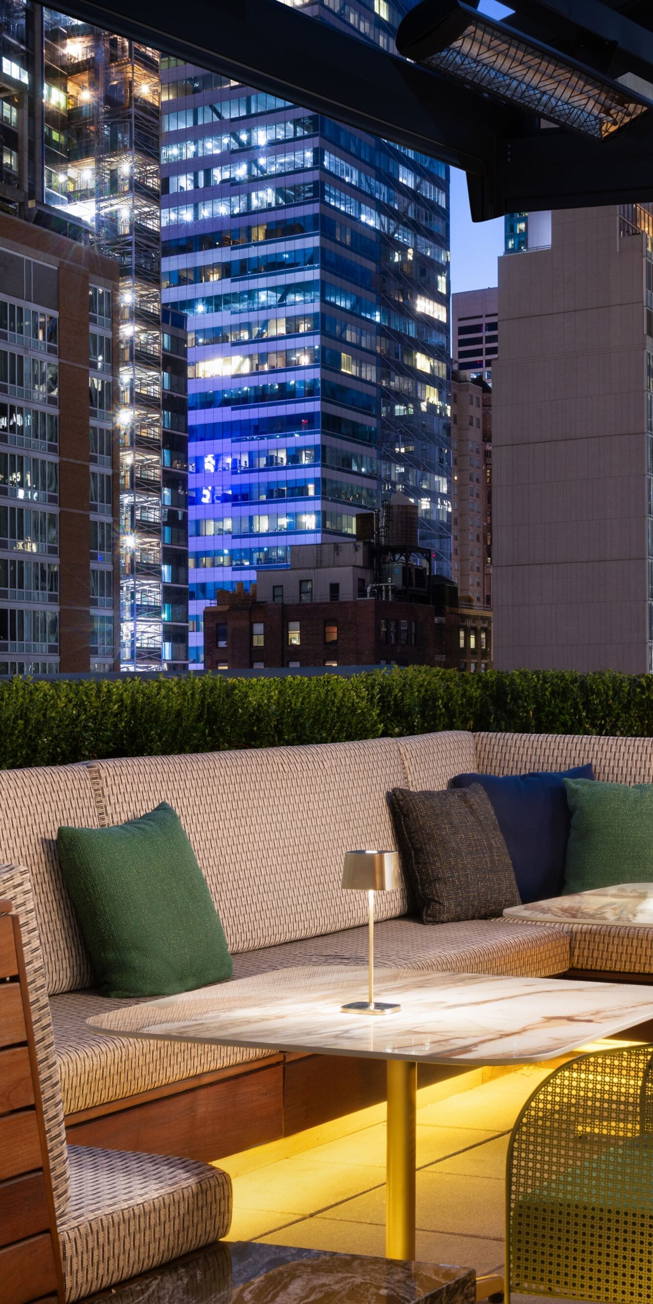 「Castell Rooftop Lounge」のテラス (夕暮れ時)