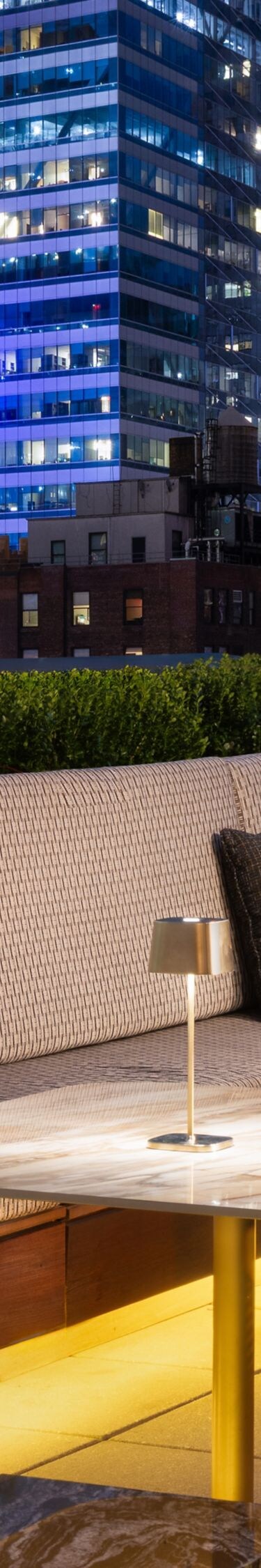 「Castell Rooftop Lounge」のテラス (夕暮れ時)