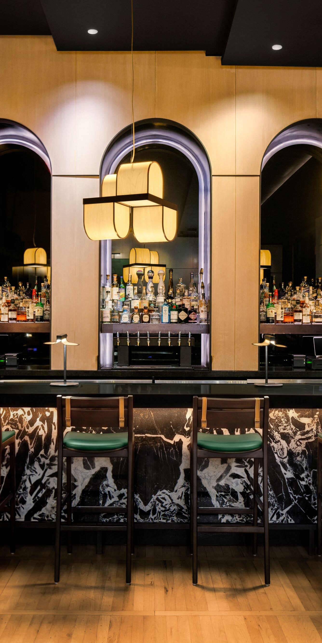 「Castell Rooftop Lounge」のバー内観