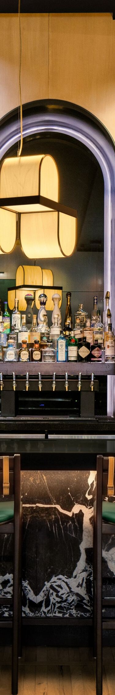 「Castell Rooftop Lounge」のバー内観