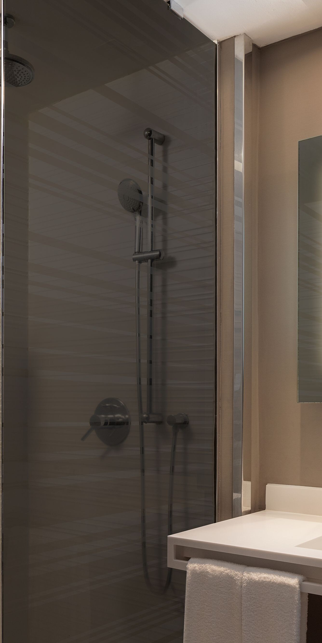 Tocador de baño con ducha a nivel del suelo