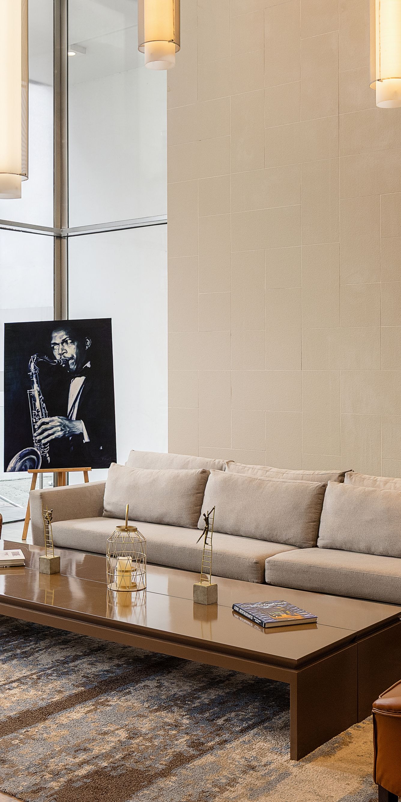 Interior del lobby con sofás y sillas