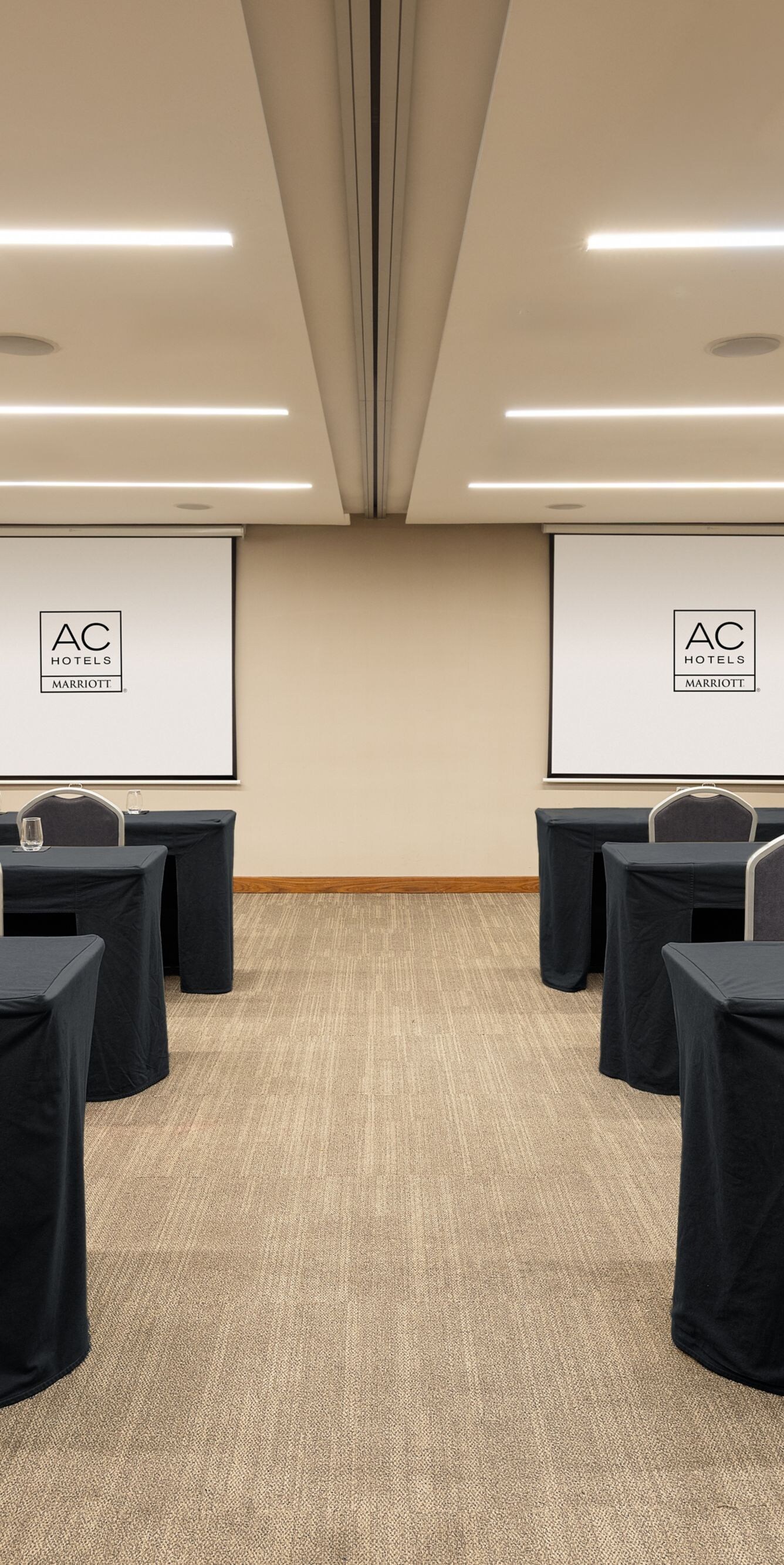 Sala para reuniones con configuración estilo aula