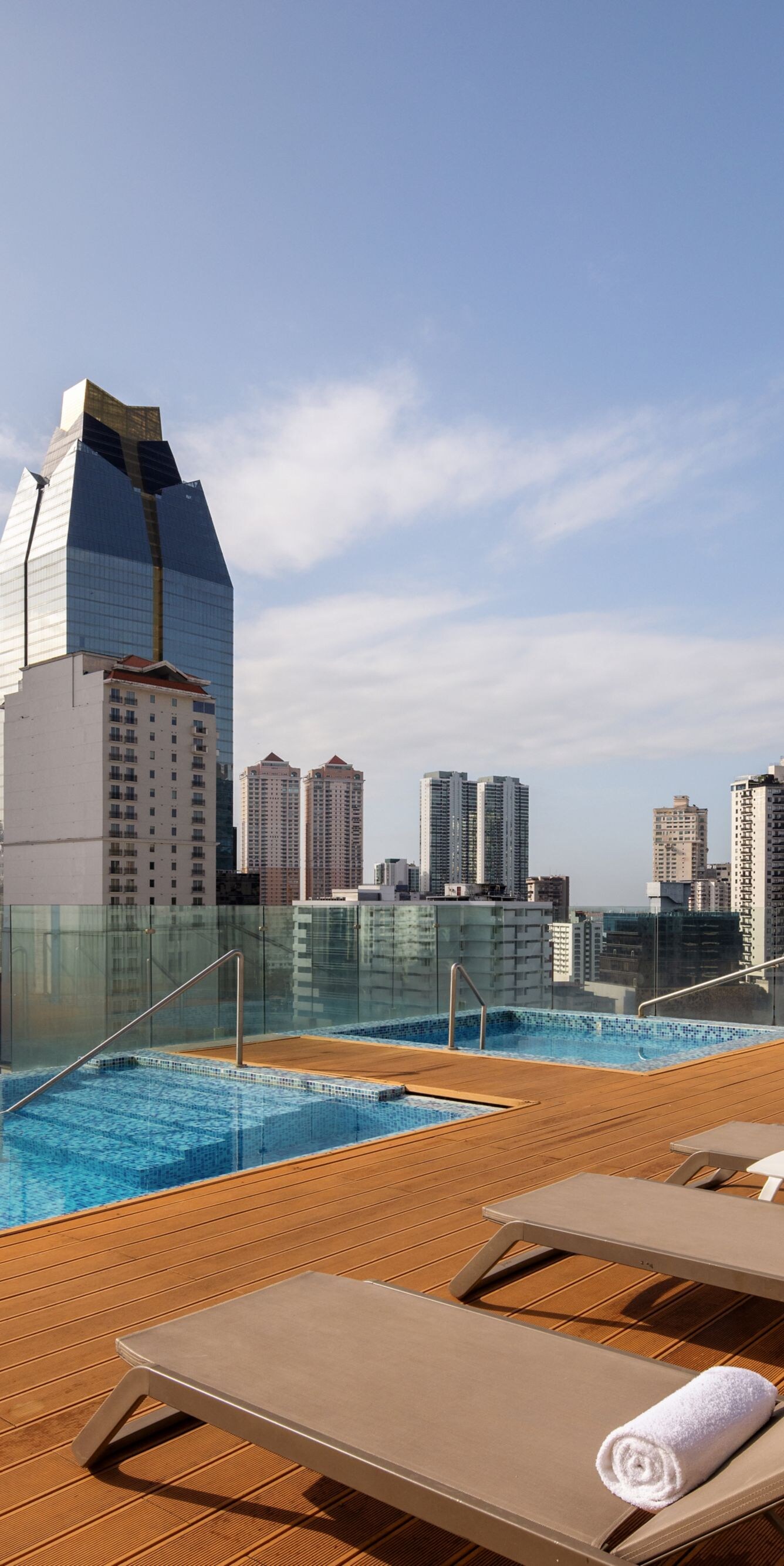 Piscina en la azotea con vistas