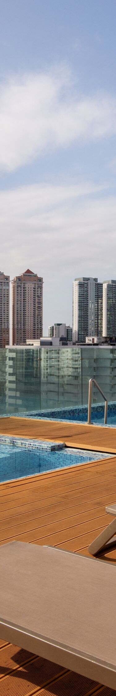 Piscina en la azotea con vistas