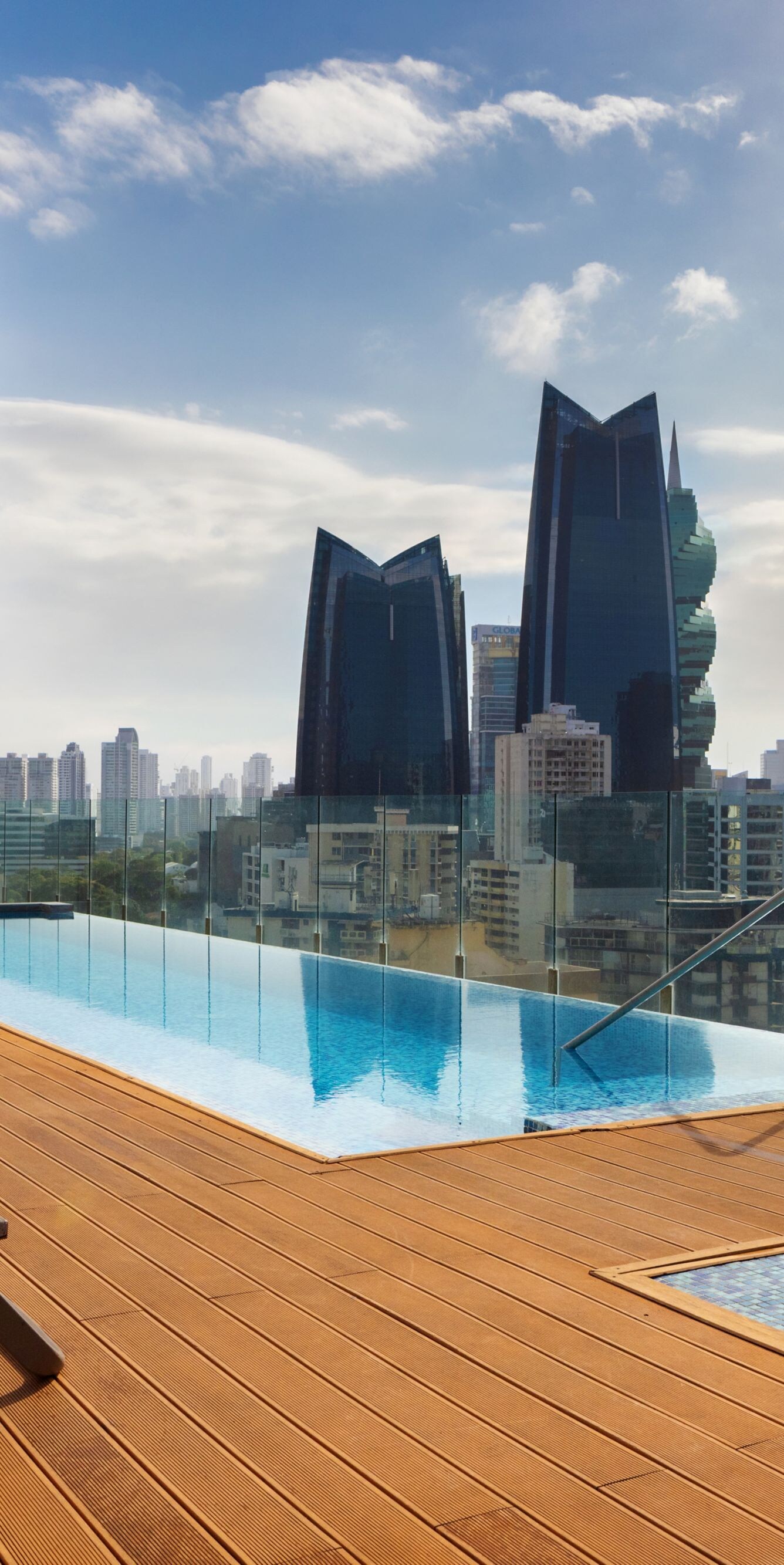 Piscina en la azotea con vistas y reposeras