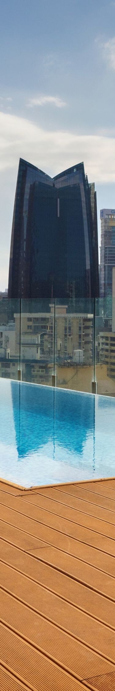 Piscina en la azotea con vistas y reposeras