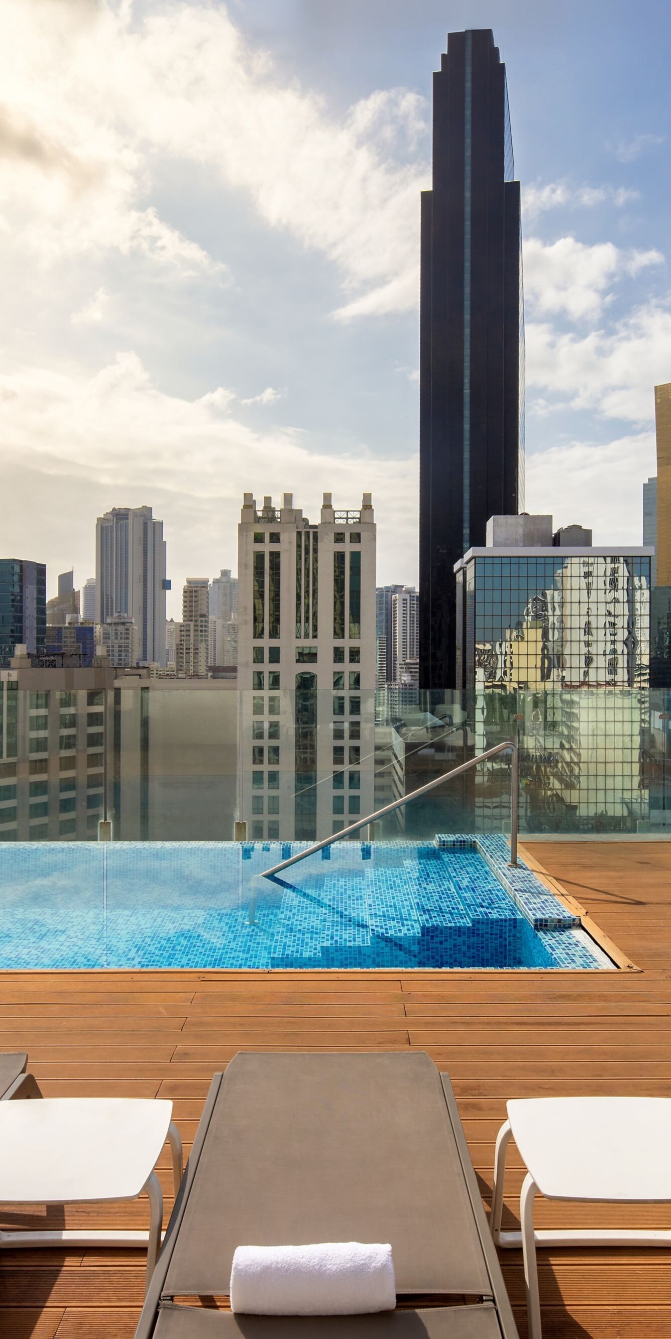 Piscina en la azotea con vistas y reposeras