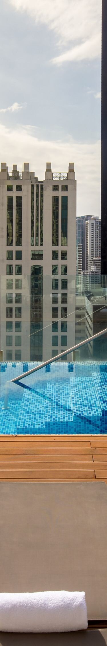 Piscina en la azotea con vistas y reposeras
