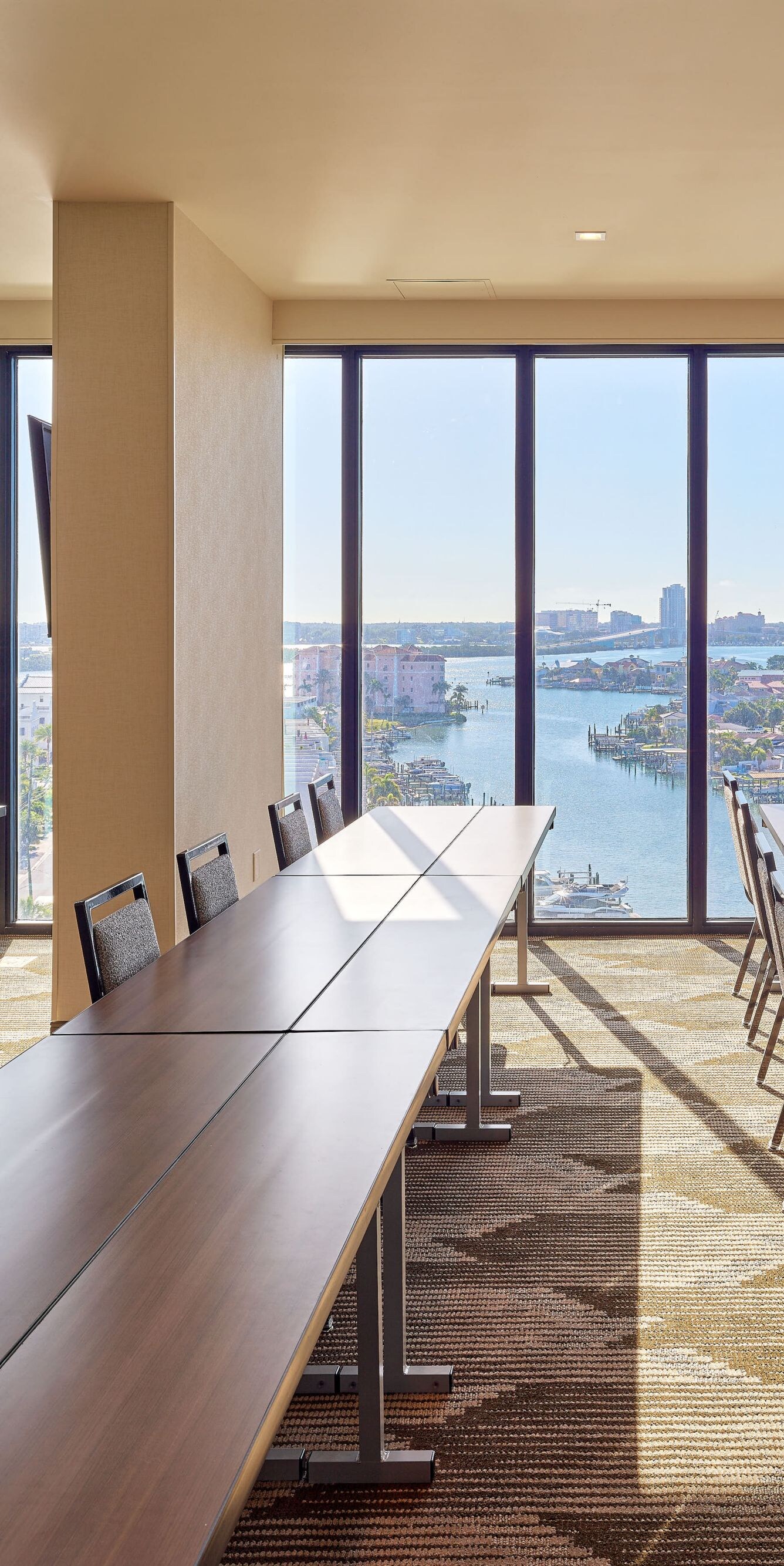 Long table meetingroom