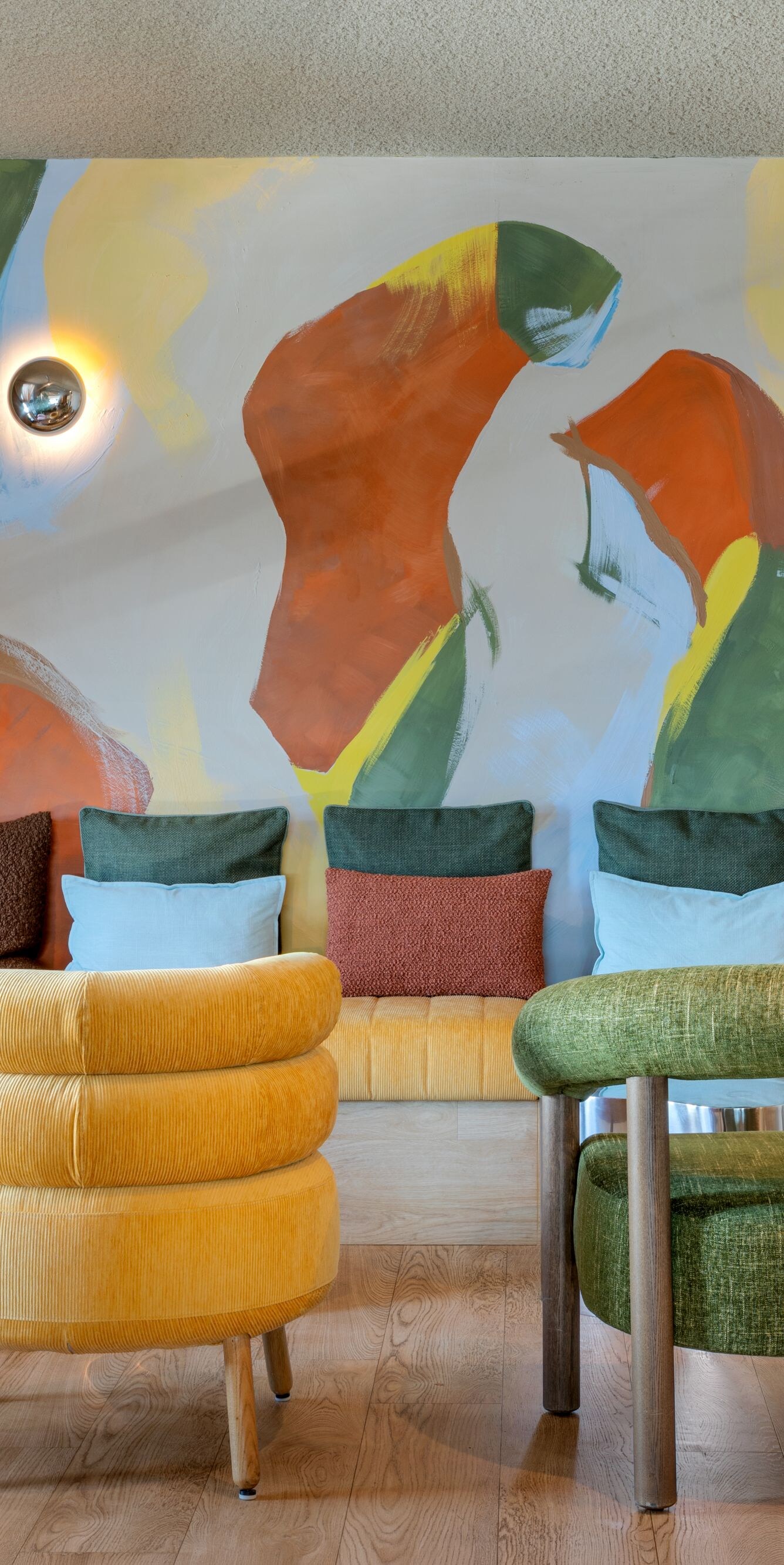 Interieur van CIMA met architectonische details.