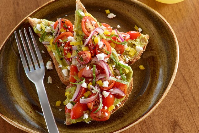 toast with avocado and tomatoes