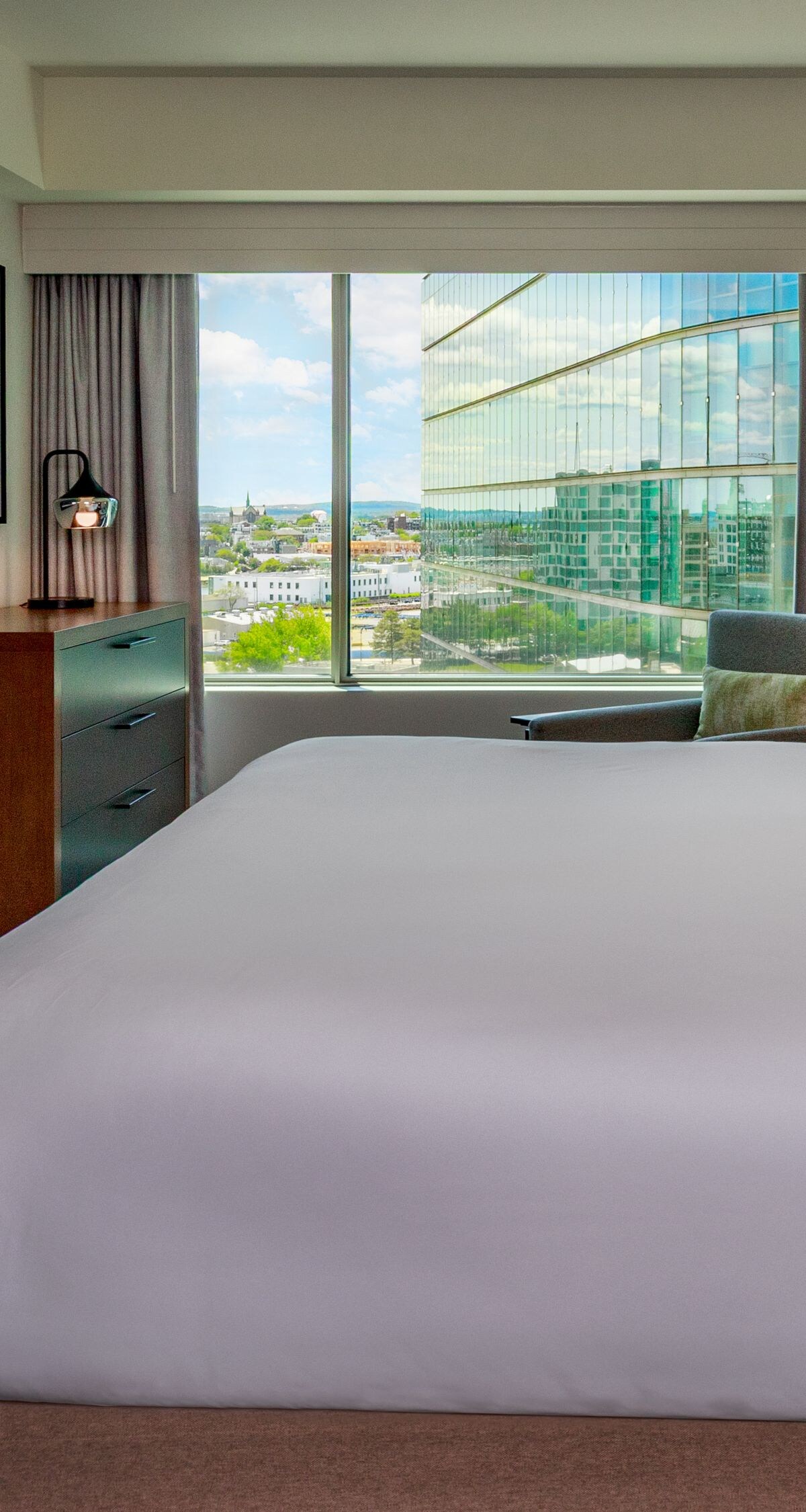 One-Bedroom Suite with a bed and view