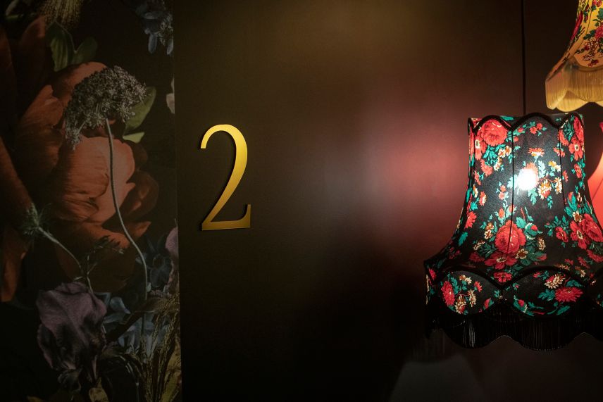 Couloir numéro 2, lampe avec des roses et œuvres d'art