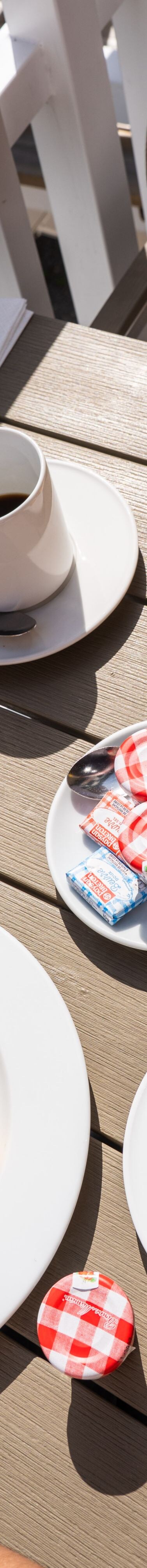 Petit-déjeuner buffet pris sur la terrasse