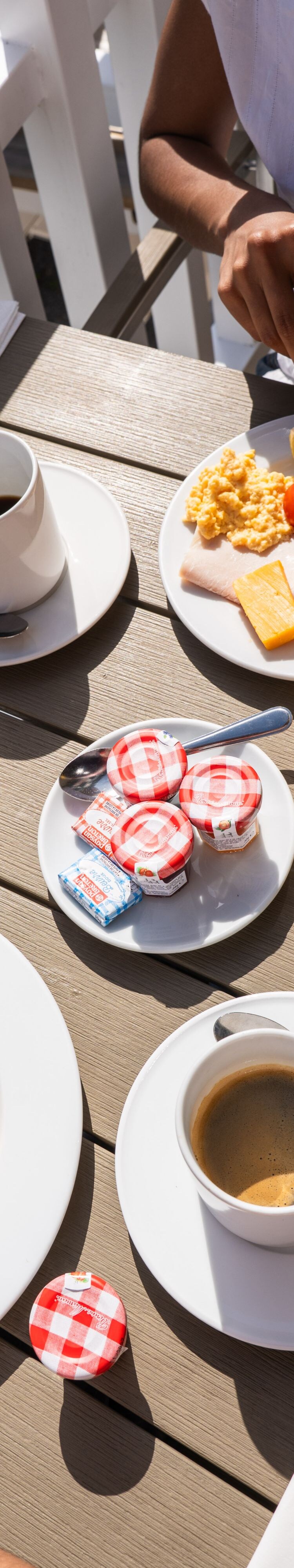 Petit-déjeuner buffet pris sur la terrasse