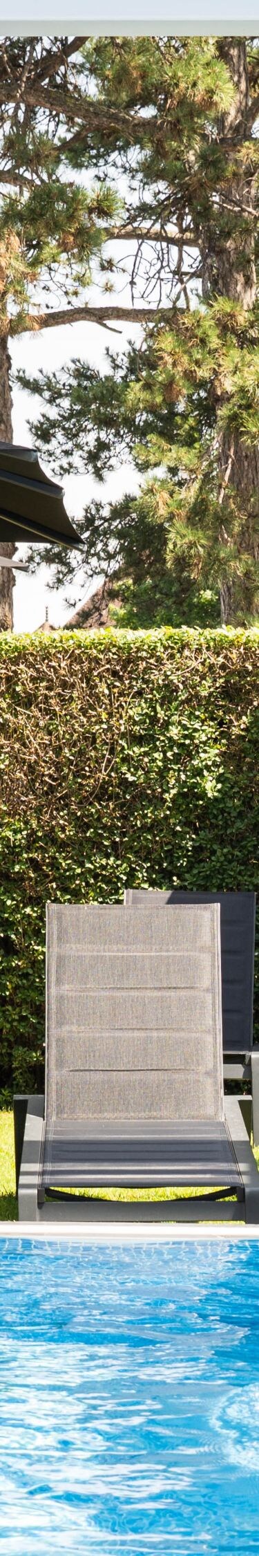 Client se baignant dans la piscine extérieure ouverte toute l'année