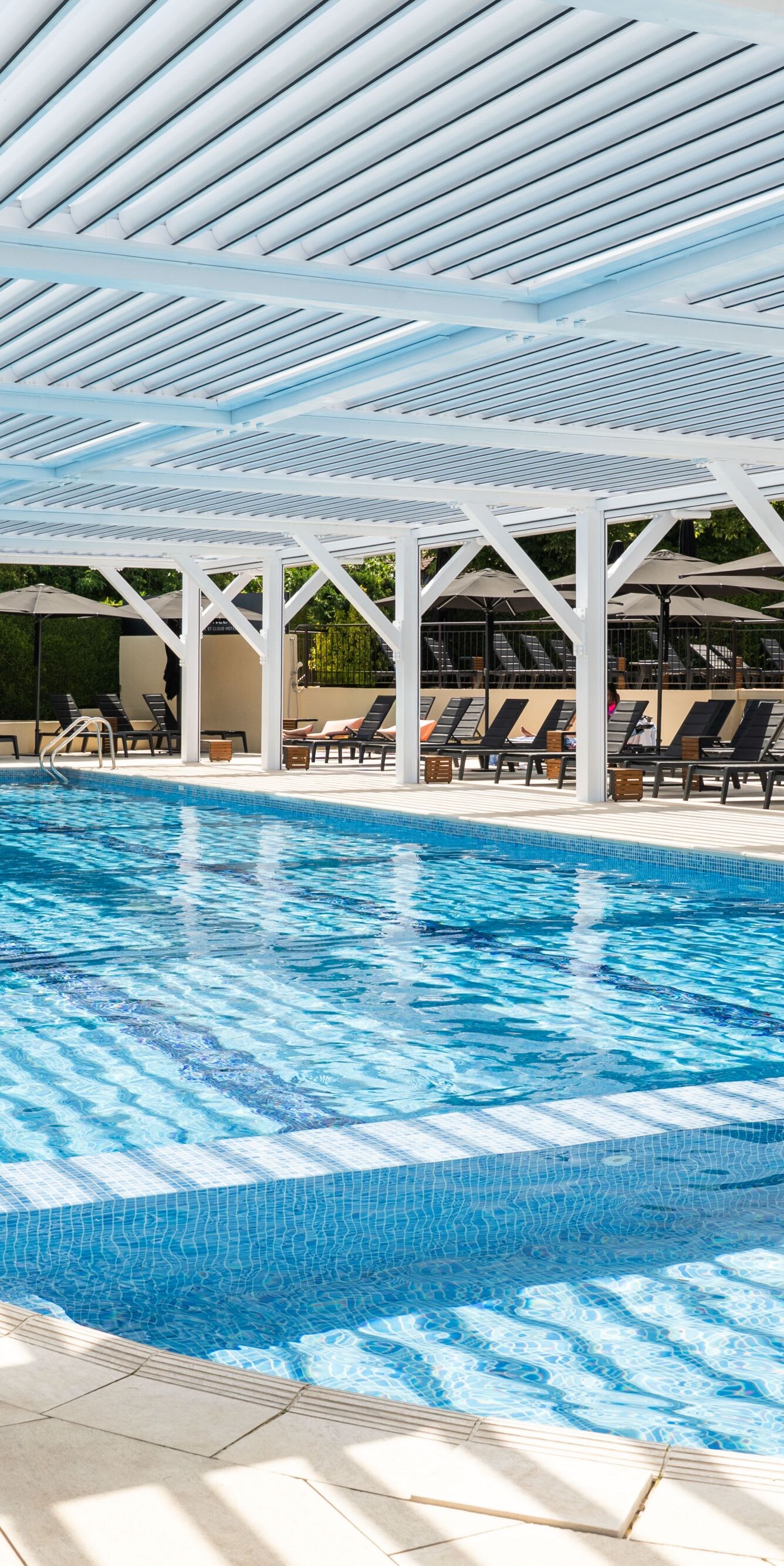 Piscine extérieure couverte en saison de l'hôtel