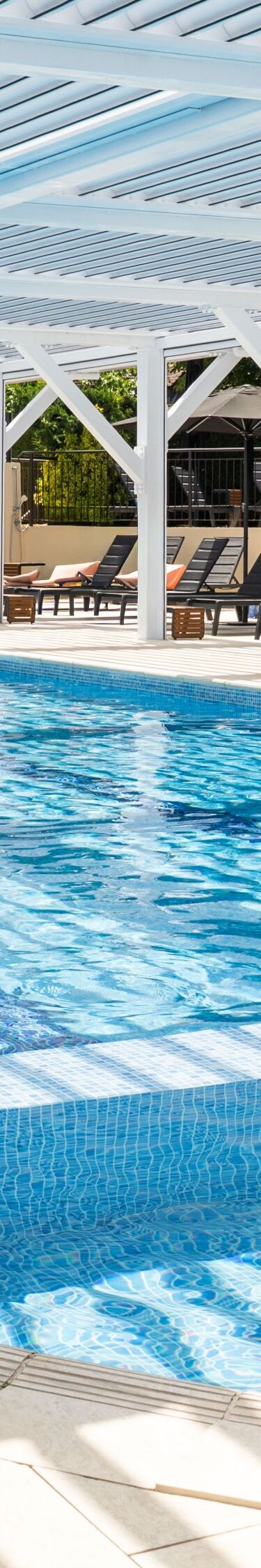 Piscine extérieure couverte en saison de l'hôtel
