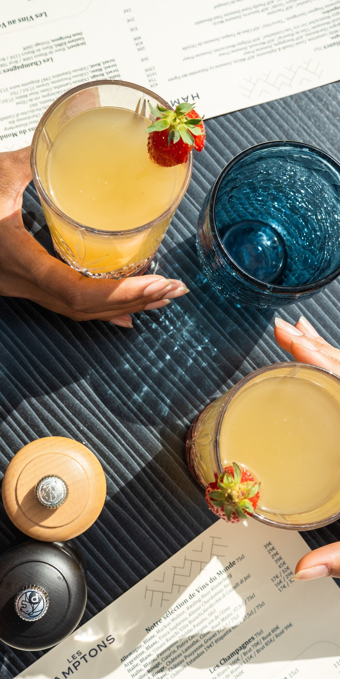 Mains tenant des cocktails à base de fruits