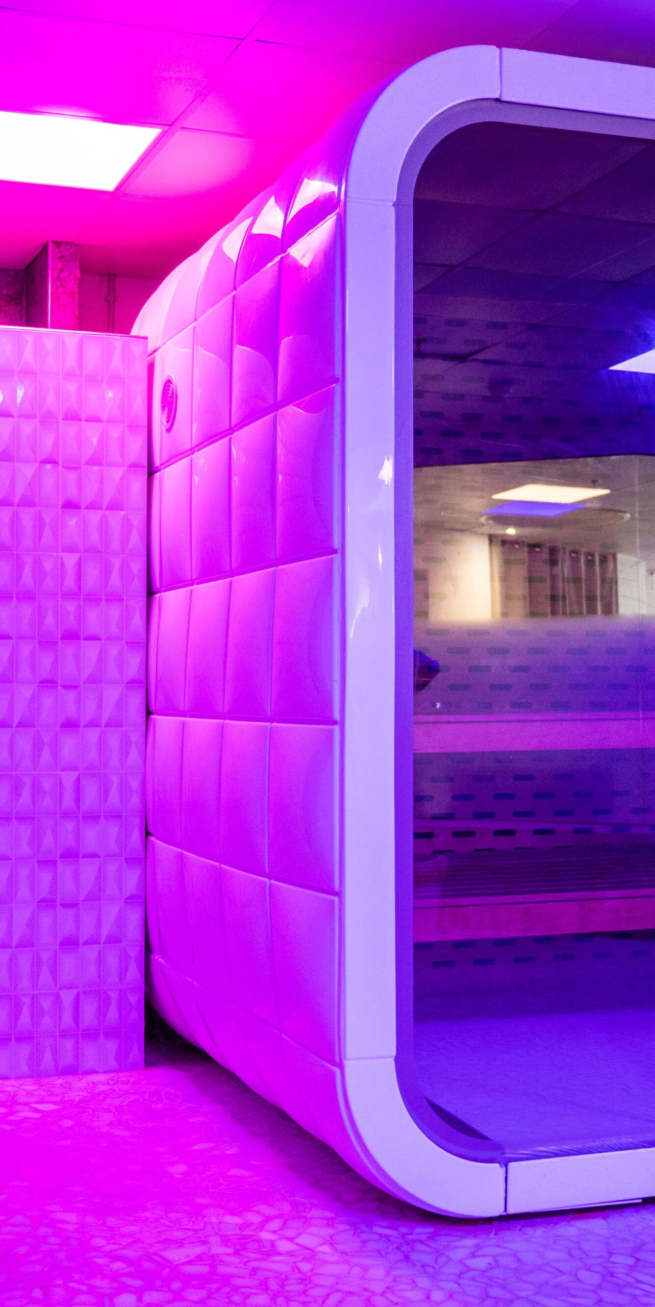 Client marchant au bord d'un sauna en verre