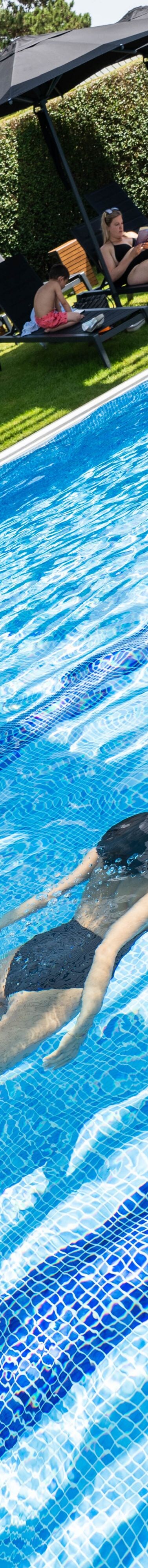 Client se baignant dans la piscine extérieure ouverte toute l'année